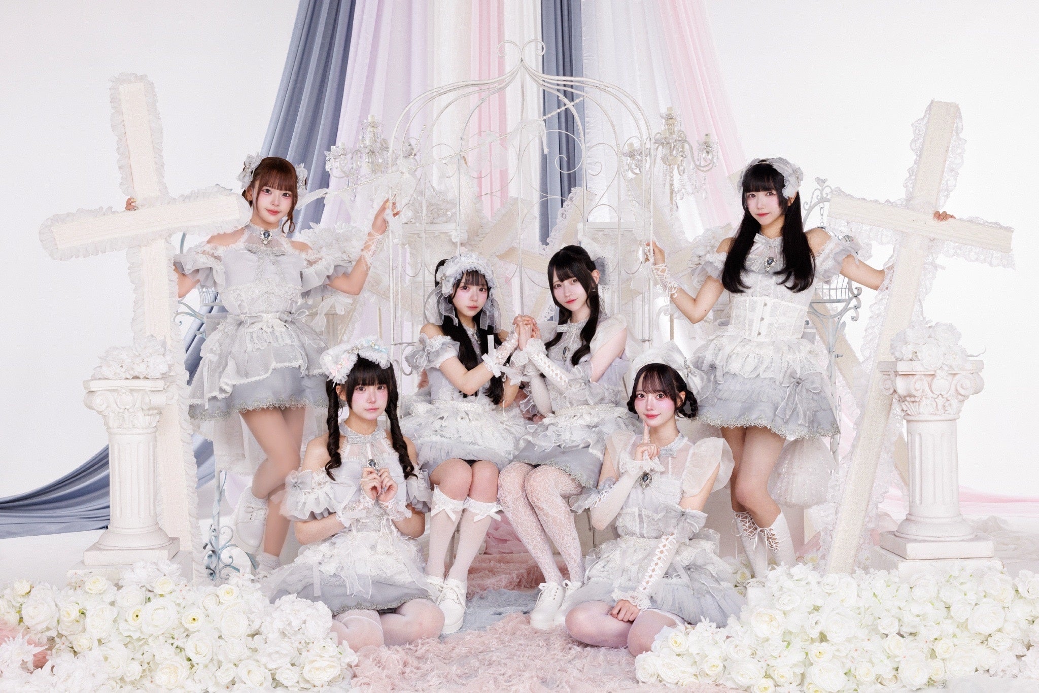 CURE'Tがロマンティックな背景で集合