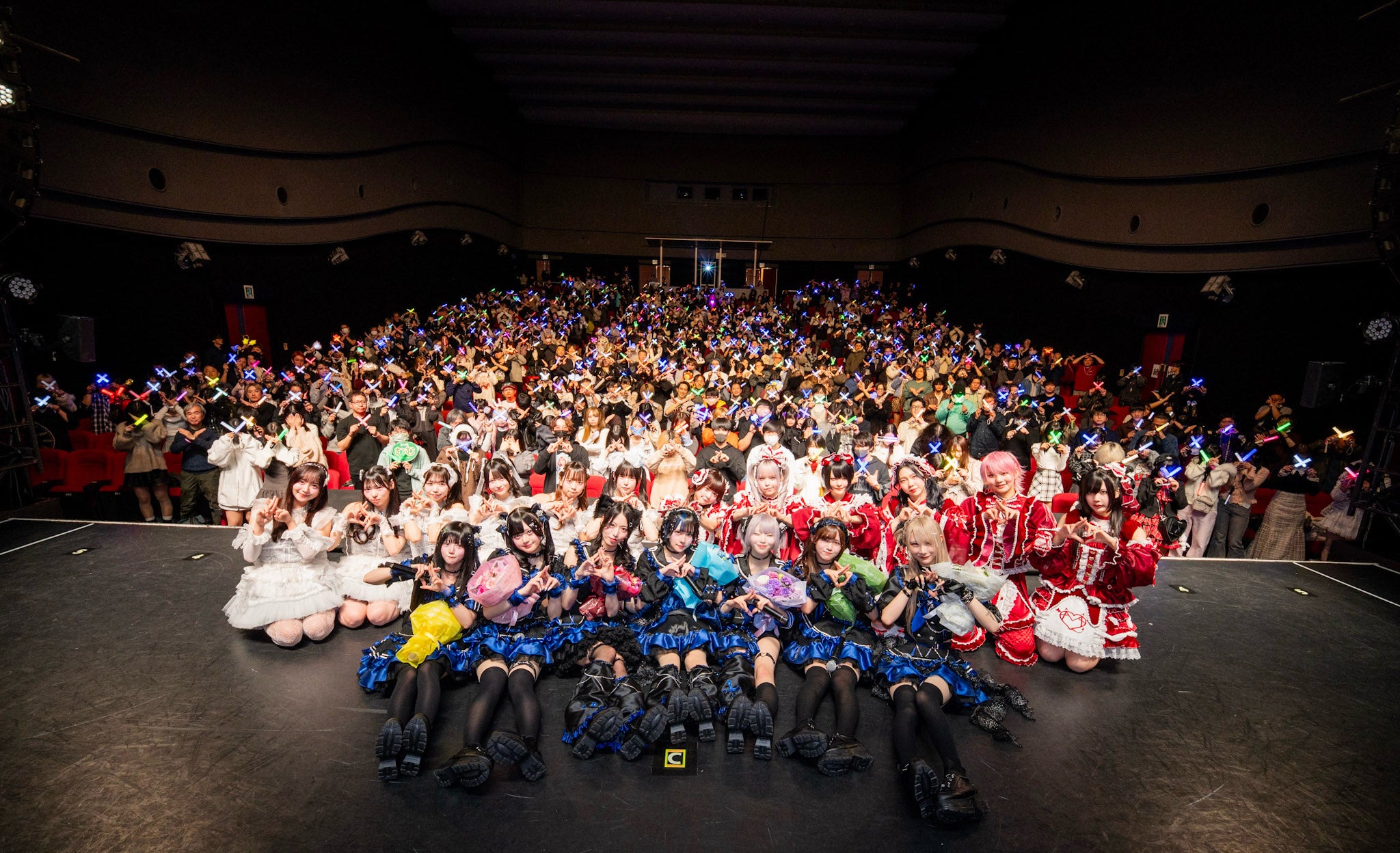 VVSiSのデビューライブで観客が大歓声