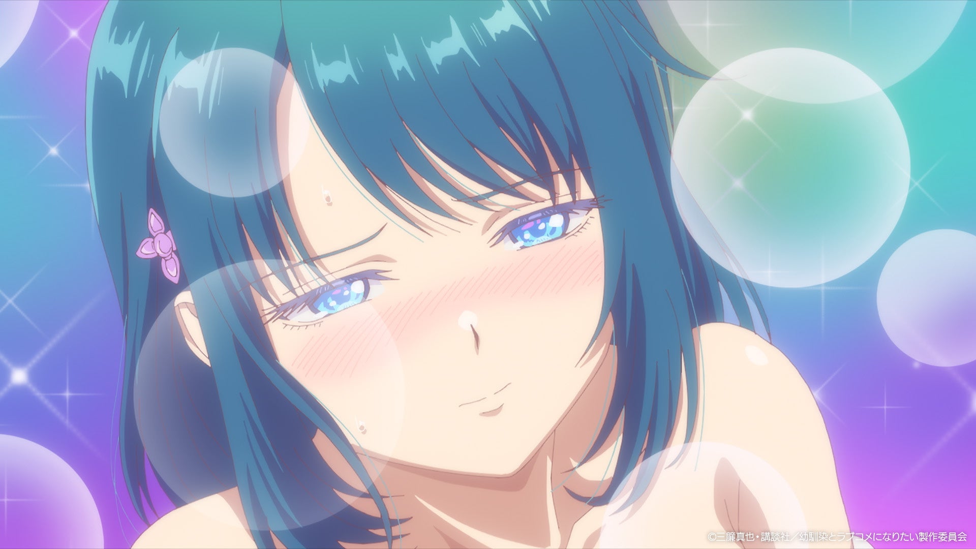 青髪の少女が恥じらう表情を浮かべる場面