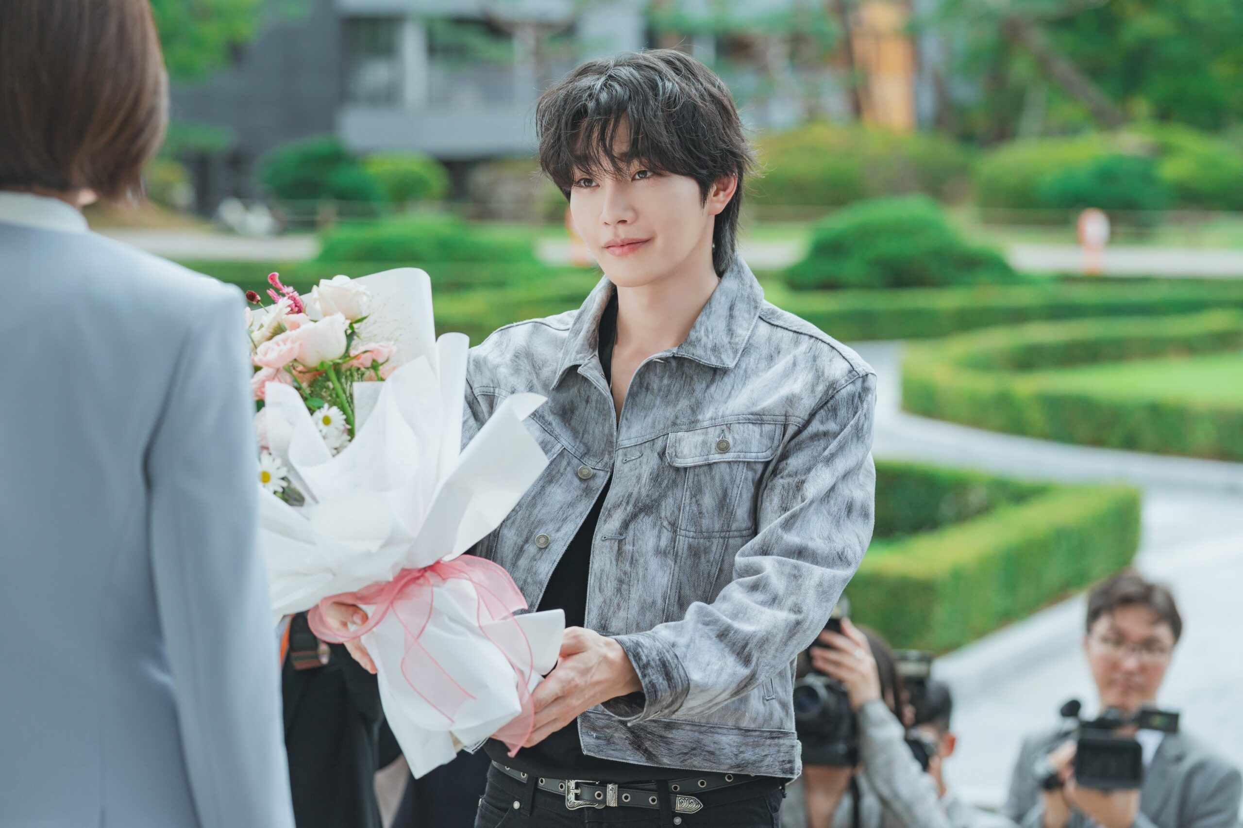 花束を渡す男性俳優のシーン