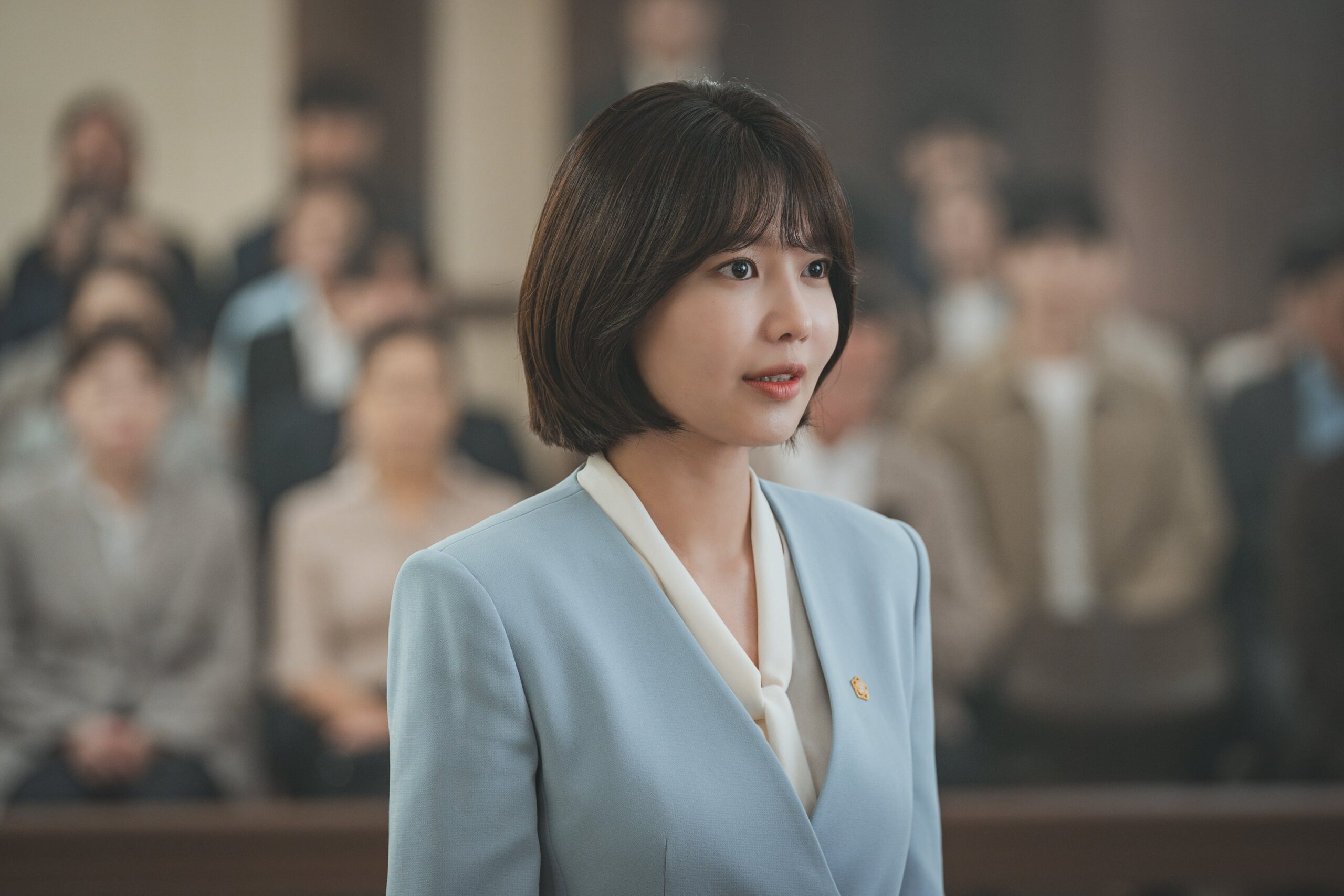 法廷で証言する女性