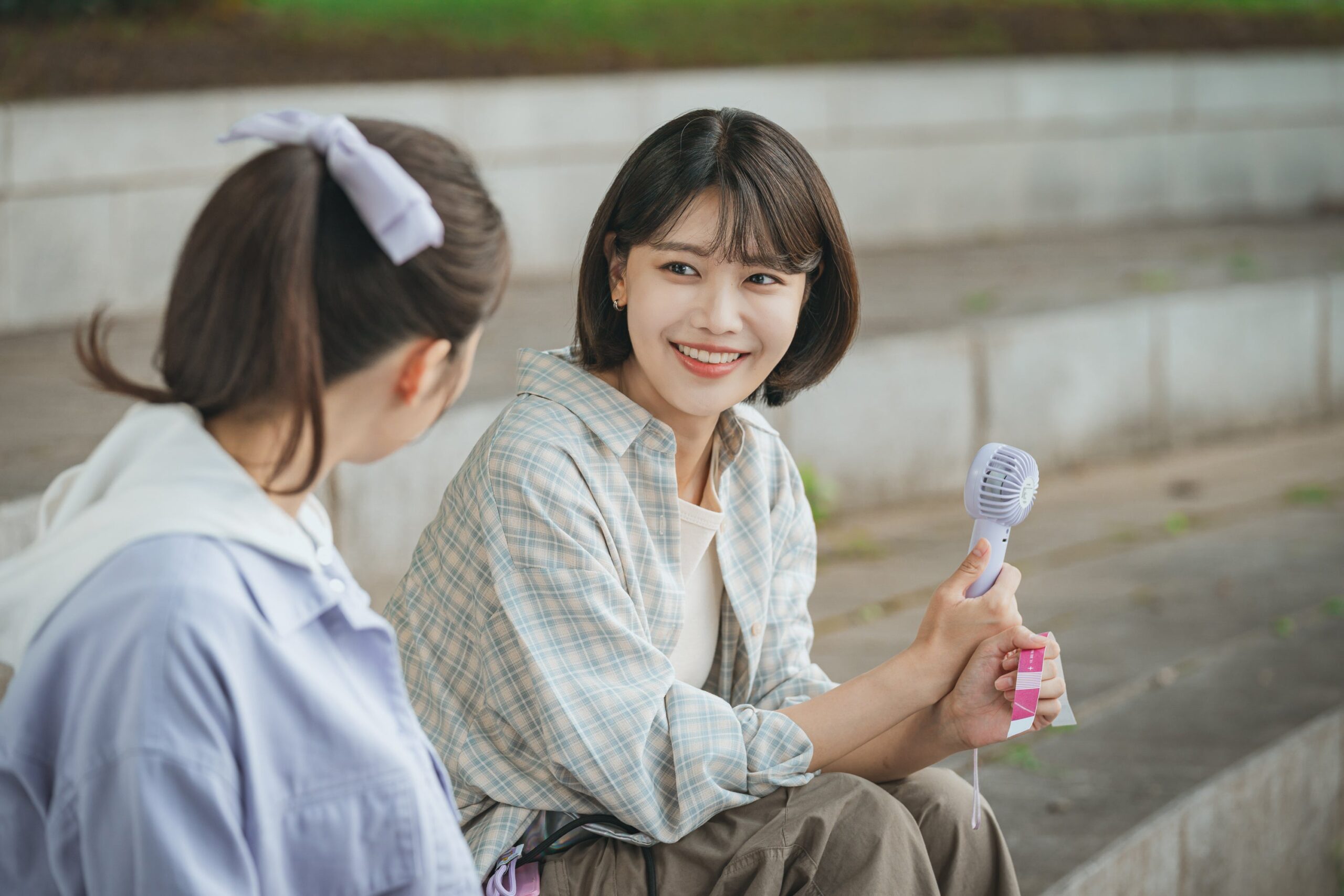 仲良く話す女性二人