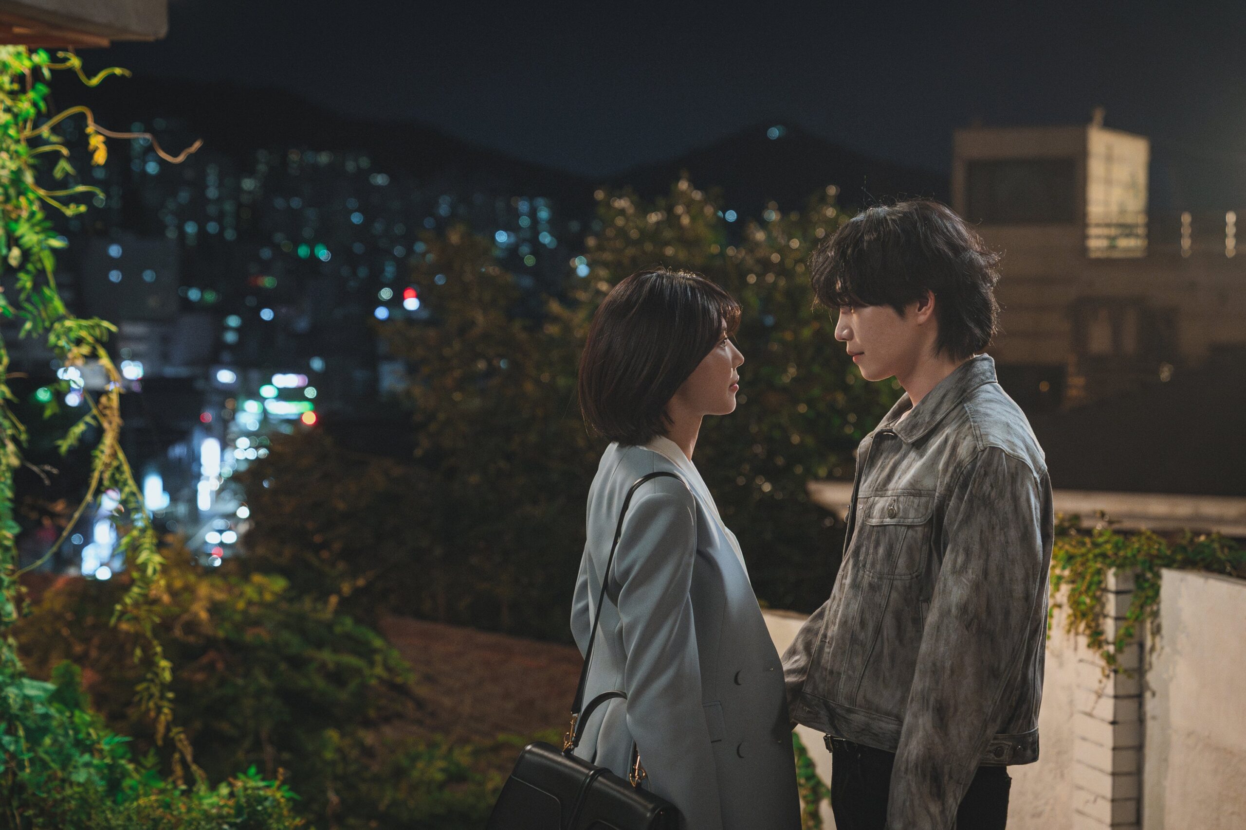夜の街を見つめ合う男女