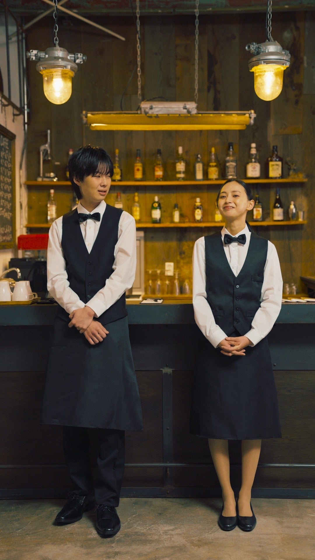 バーテンダー風のカップルの笑顔