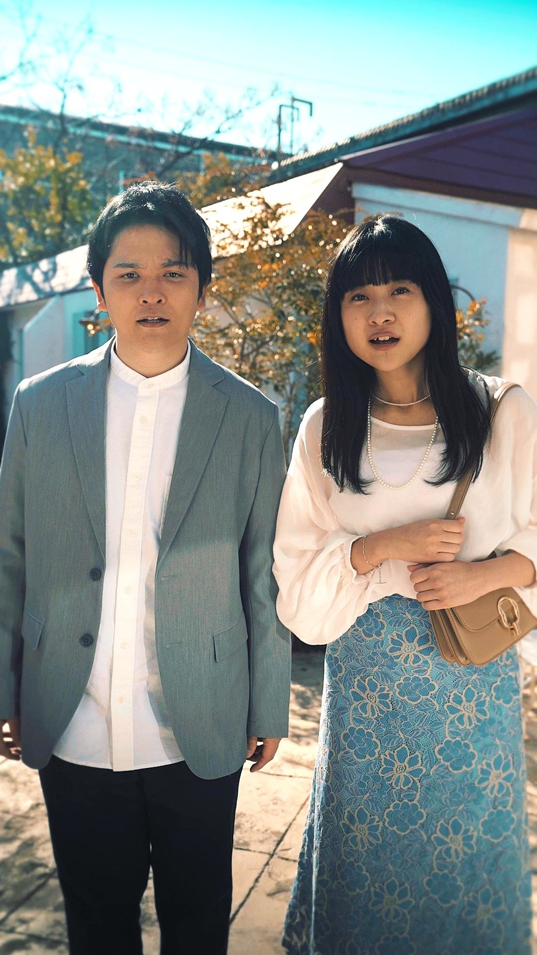 外に立つカップルの爽やかな表情