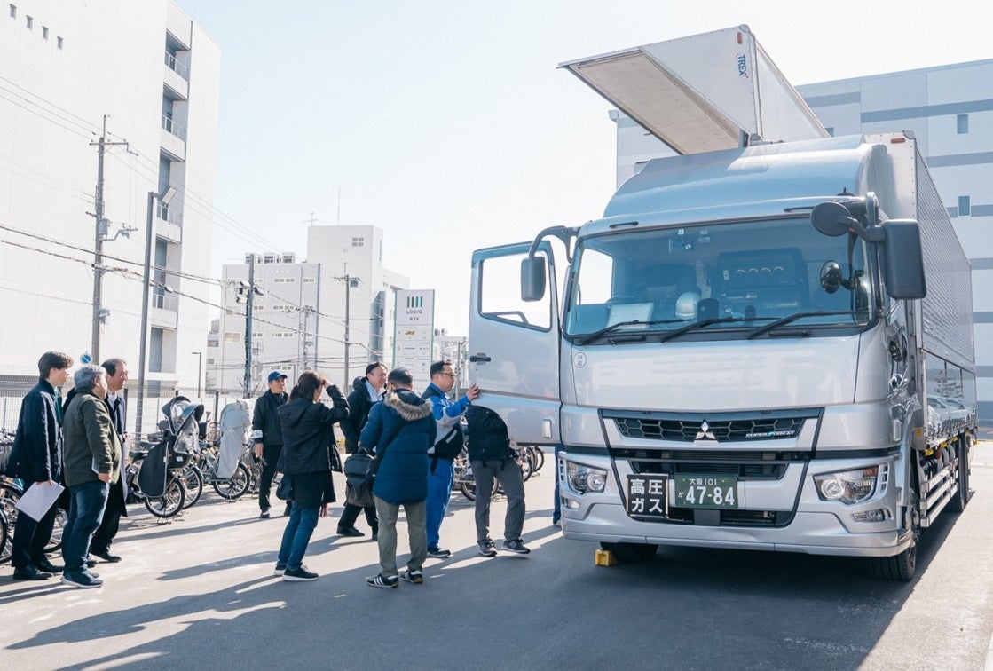 物流施設でトラック展示を見学