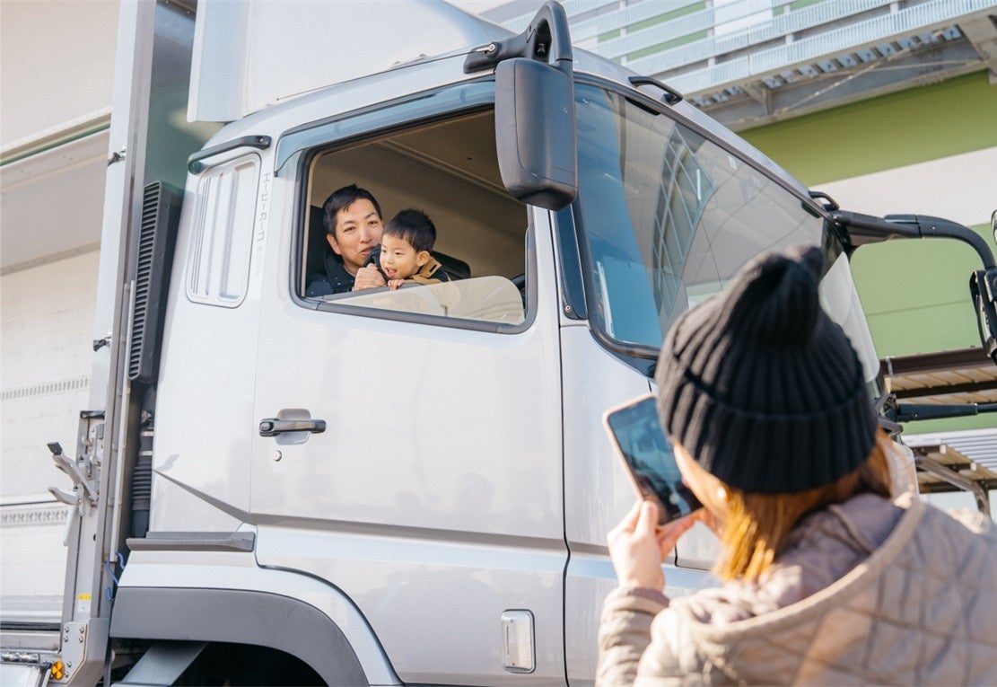 親子がトラックの運転席を体験