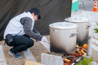 野外で炊き出しの準備をするスタッフ