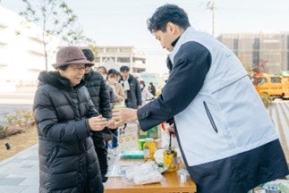 防災グッズを受け取る参加者