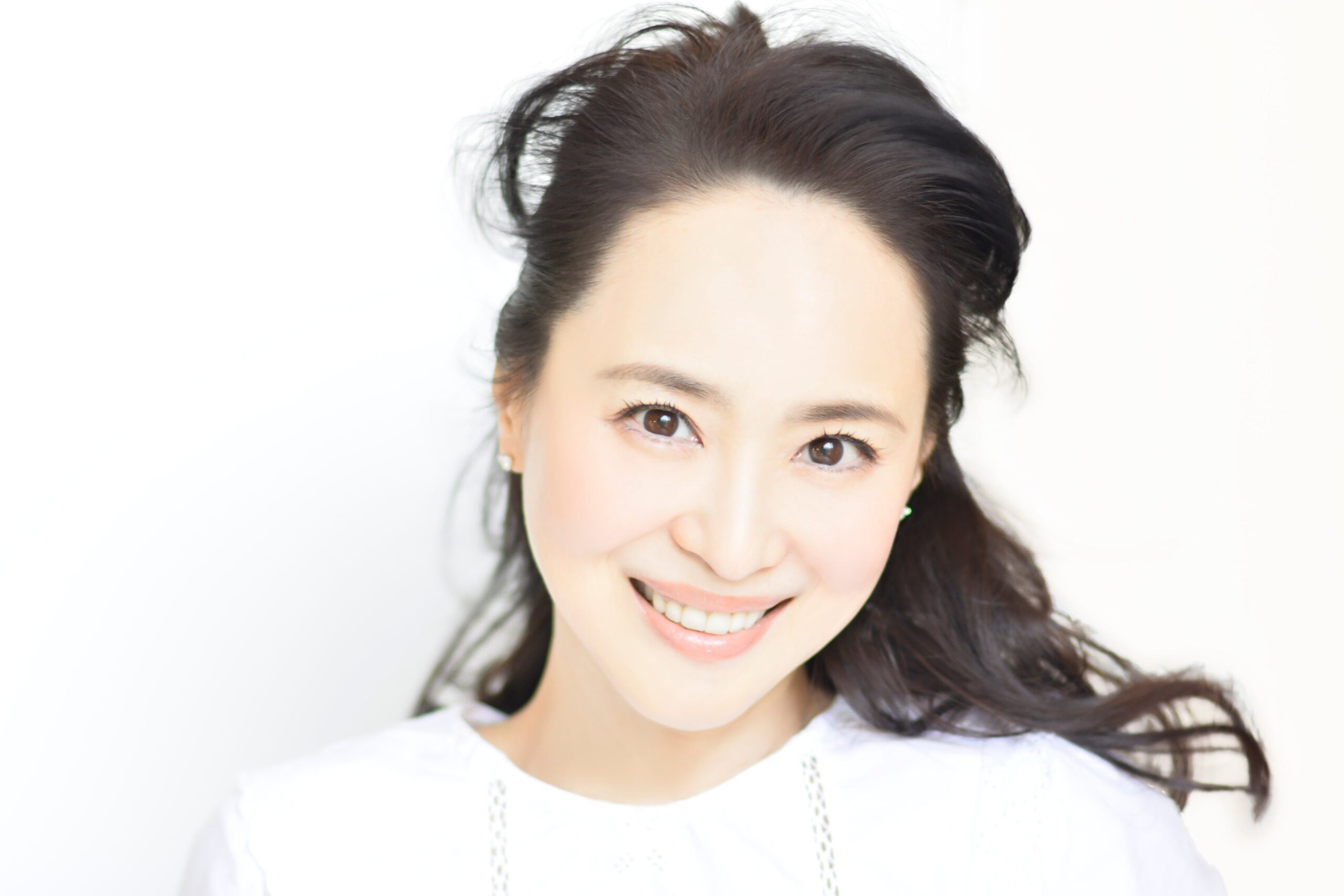 笑顔の女性、松田聖子45周年記念