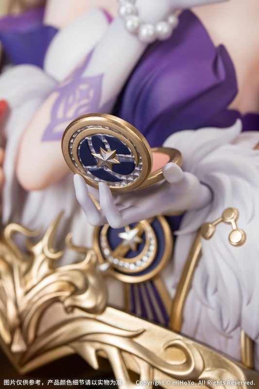 コンパクトを手にした華やかな手元