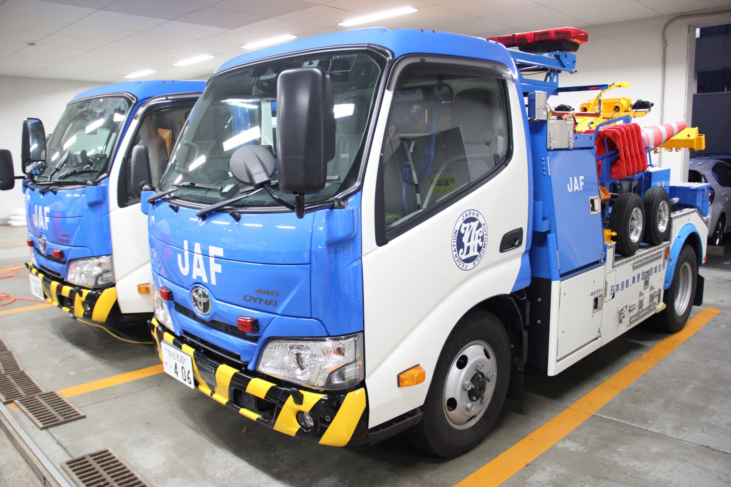 駐車場に並ぶJAFのトラック