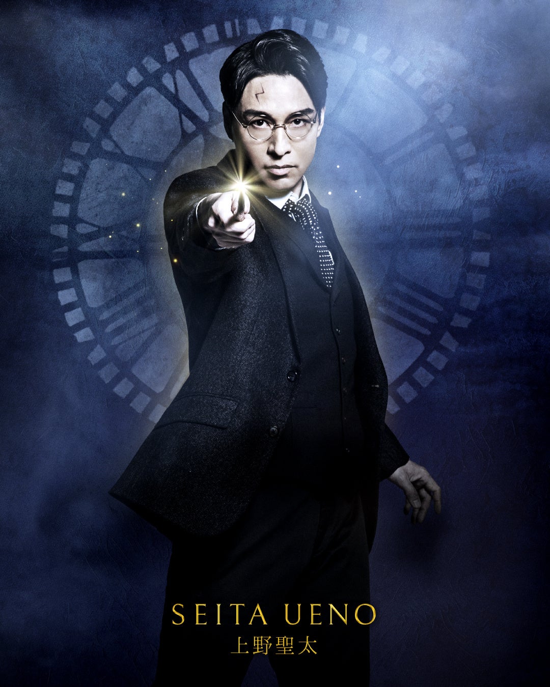 大胆に杖を構えるハリー・ポッター役俳優