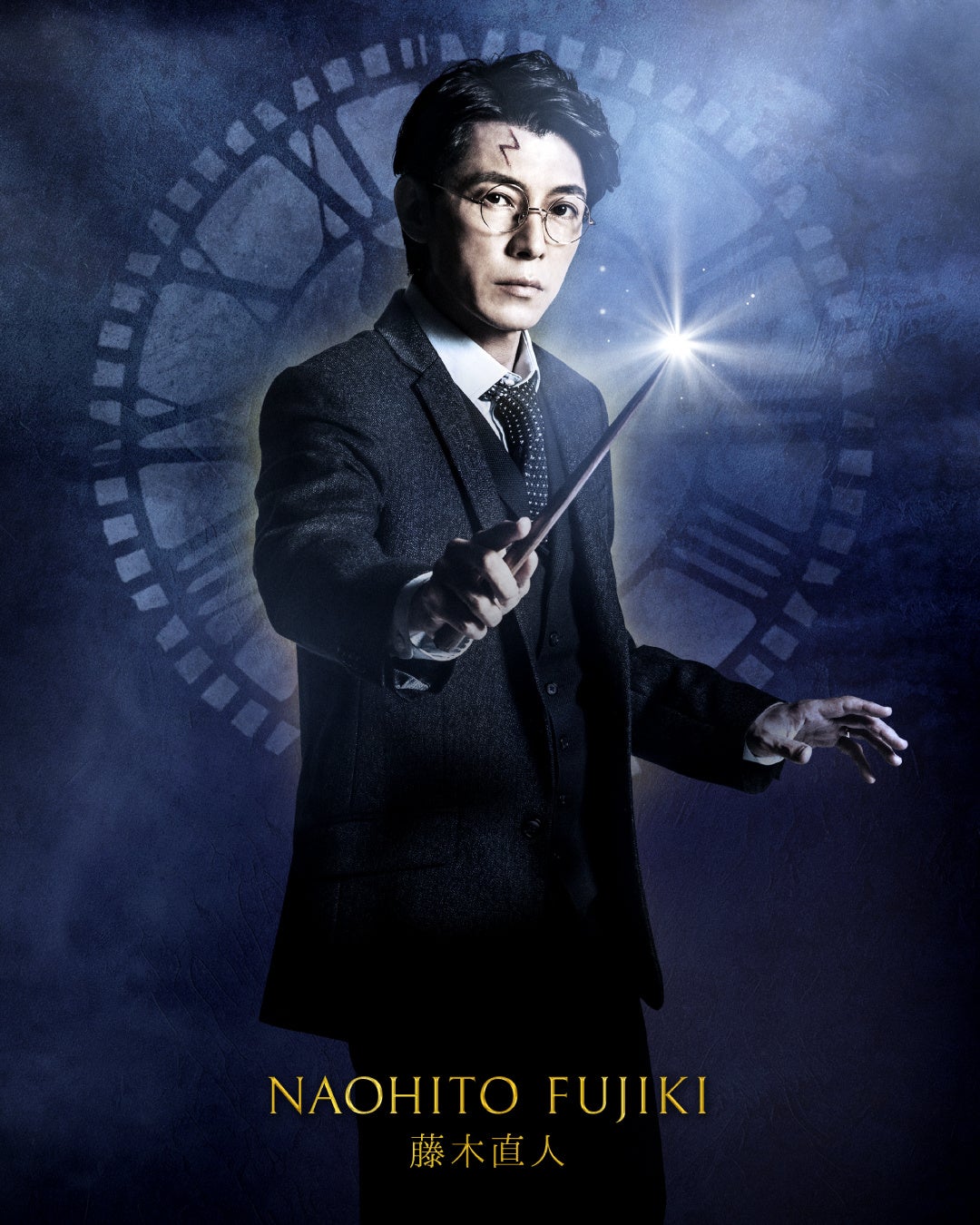 杖を構えるハリー・ポッター役俳優