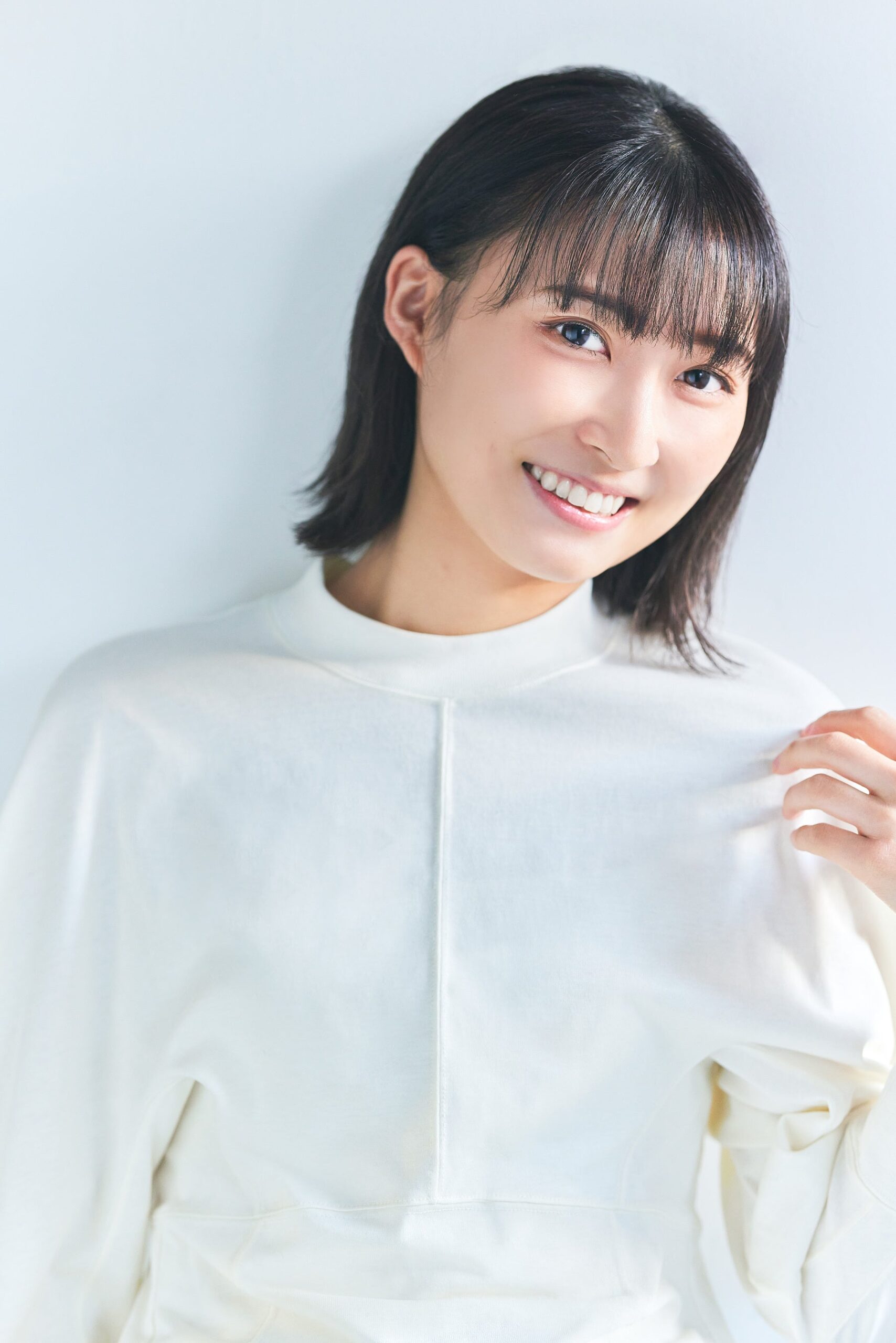 微笑む女性キャラクターのポートレート