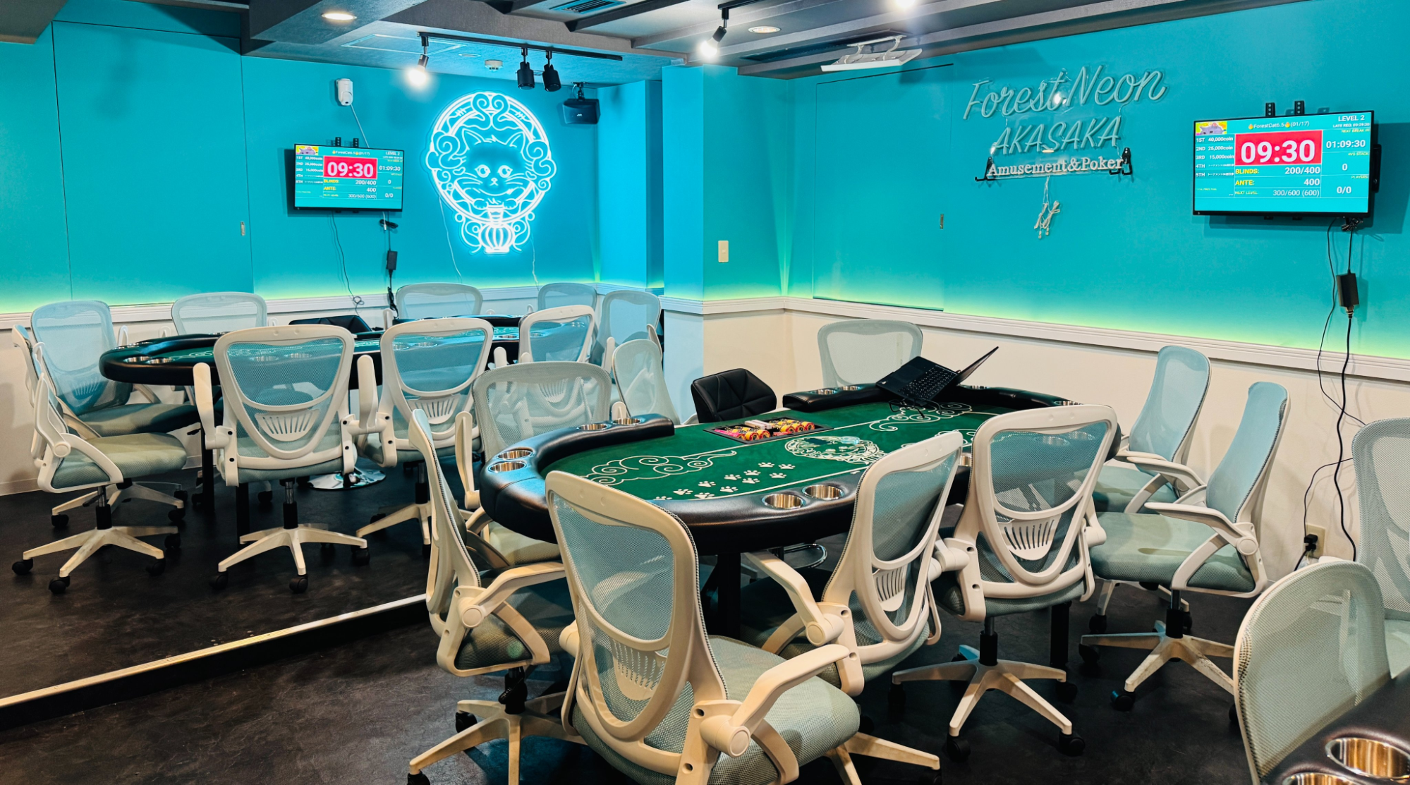 Forest Neonのポーカールーム内観