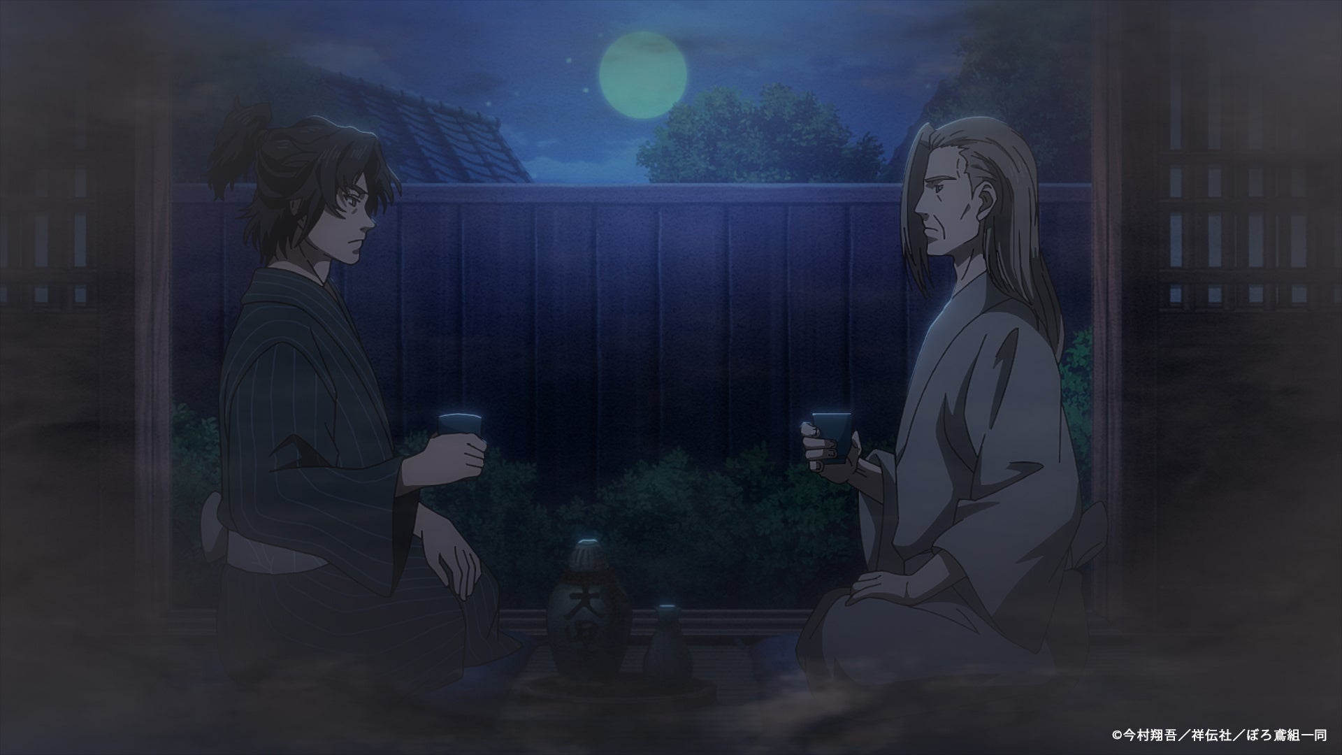 夜の月下で語り合う二人、静かな対話